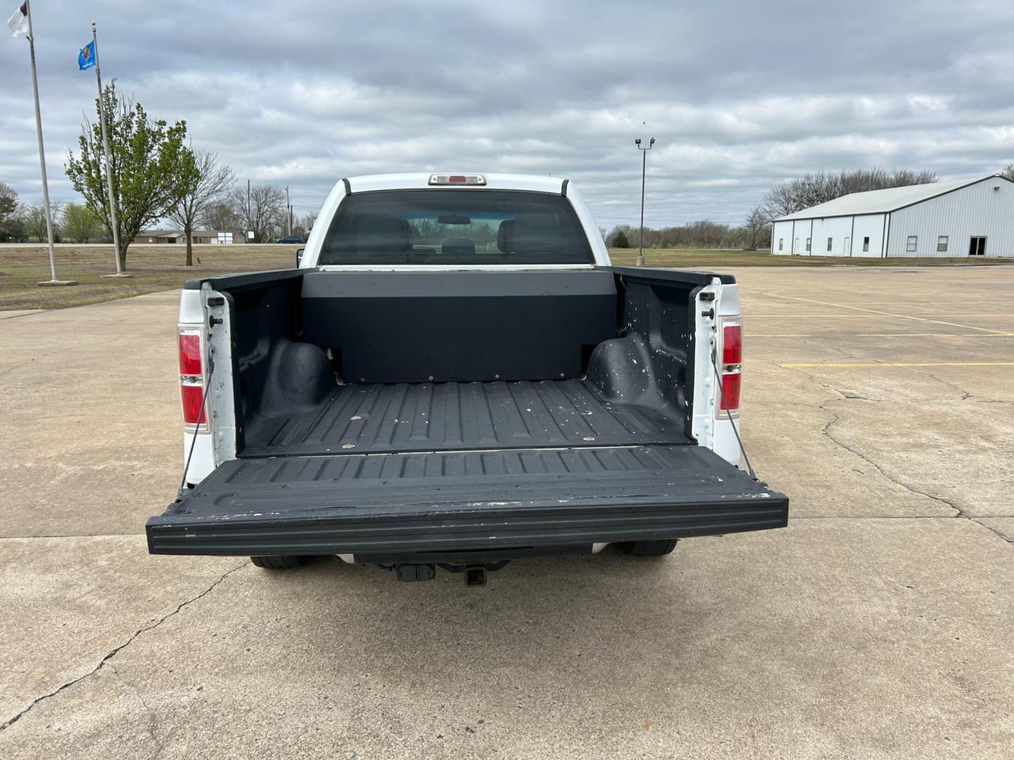 2014 White /Gray Ford F-150 (1FTEX1CMXEK) with an 3.7L V6 DOHC 24V engine, 6-Speed Automatic transmission, located at 17760 Hwy 62, Morris, OK, 74445, (918) 733-4887, 35.609104, -95.877060 - 2014 FORD F-150 XL SUPERCAB 6.5-ft. BED 2WD 3.7L V6 FEATURES KEYLESS REMOTE ENTRY, POWER LOCKS, POWER WINDOWS, AM/FM STEREO, SIRIUS XM STEREO, CD PLAYER, AUXILLARY PORT, HANDS-FREE BLUETOOTH CALLING, CRUISE CONTROL, TRACTION CONTROL, MULTI-FUNCTIONING STEERING WHEEL CONTROLS. HAS 175,444 MILES WITH - Photo#17